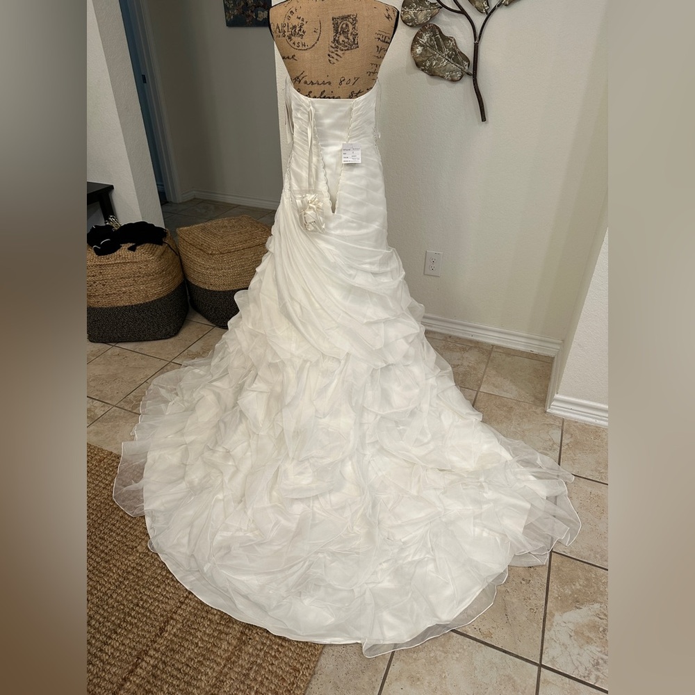✨ David’s Bridal Strapless Wedding Gown – NWT | Size 8 | MSRP $699 - Picture 5 of 13